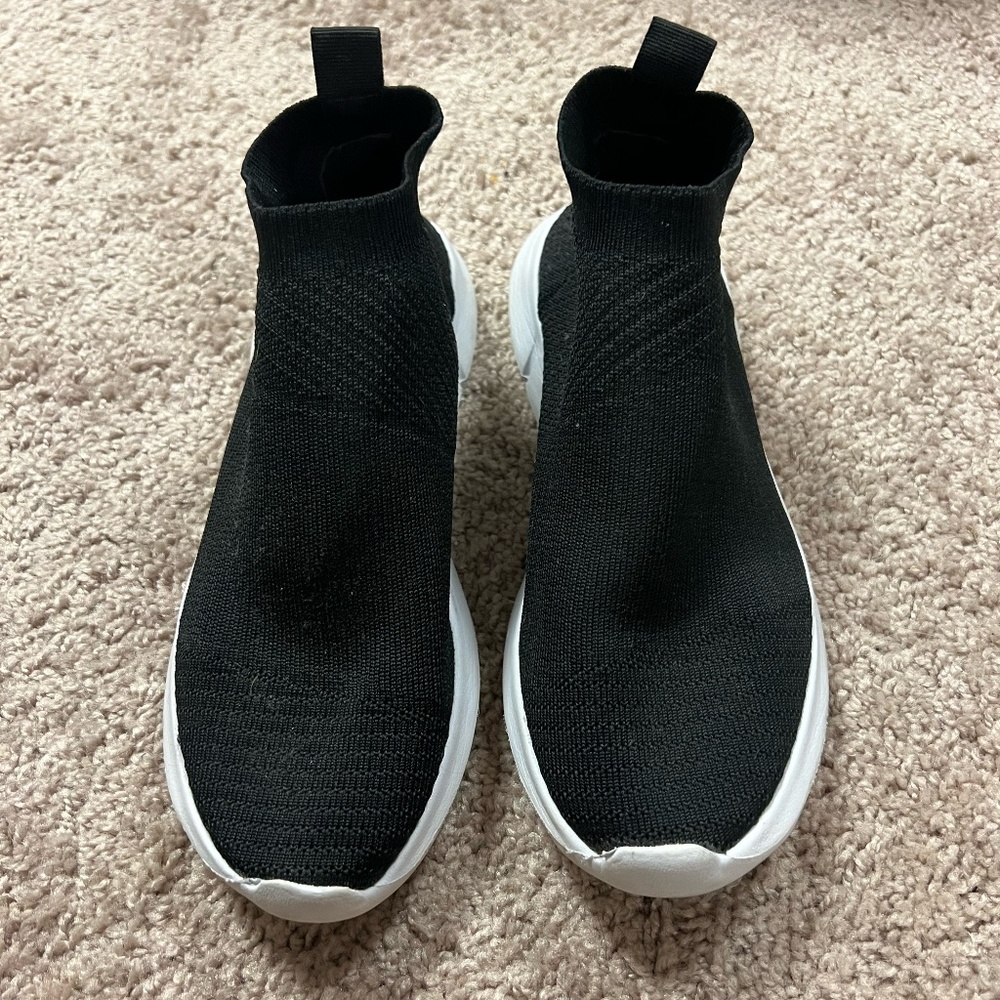 Lightweight Black Sneakers (8.5)